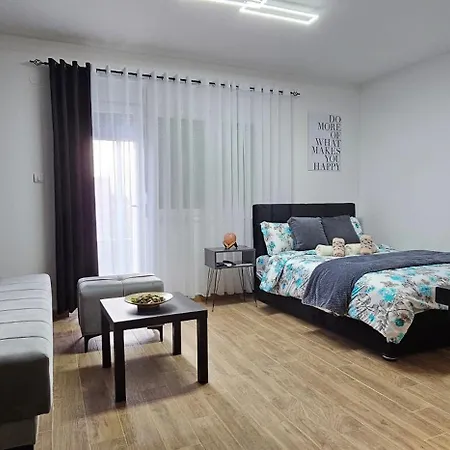 Cera Luxe 1 I 2 Apartment *